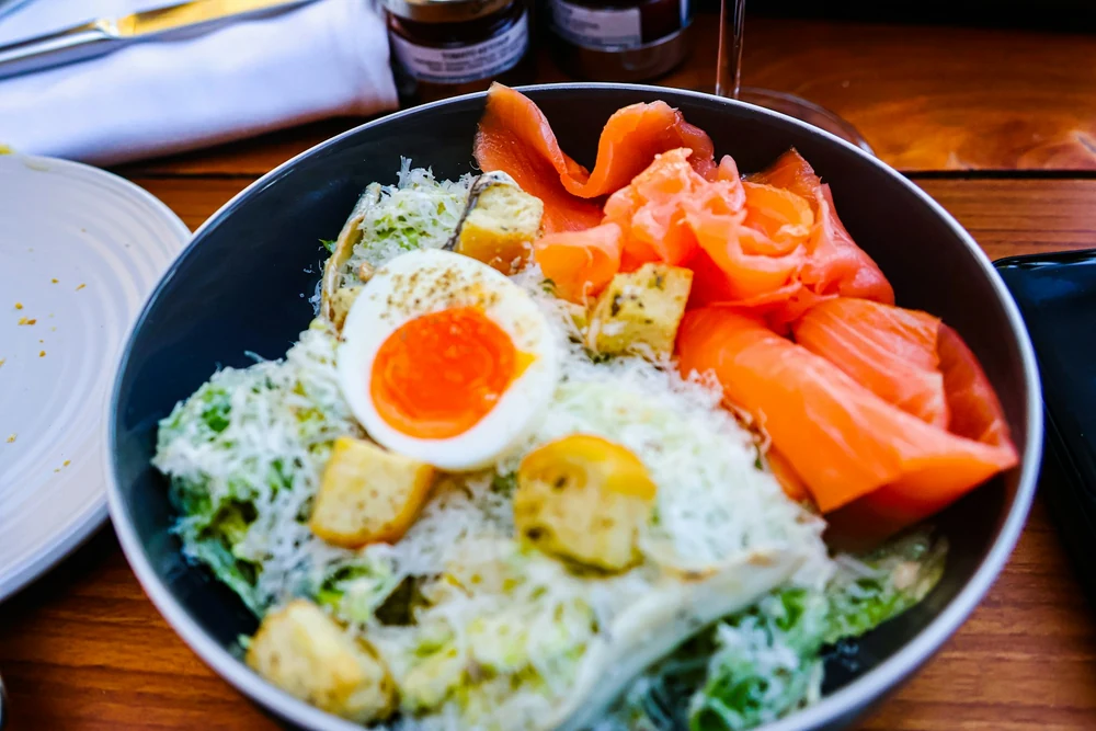 طبق سلطة عليه بيض وسلمون مدخن